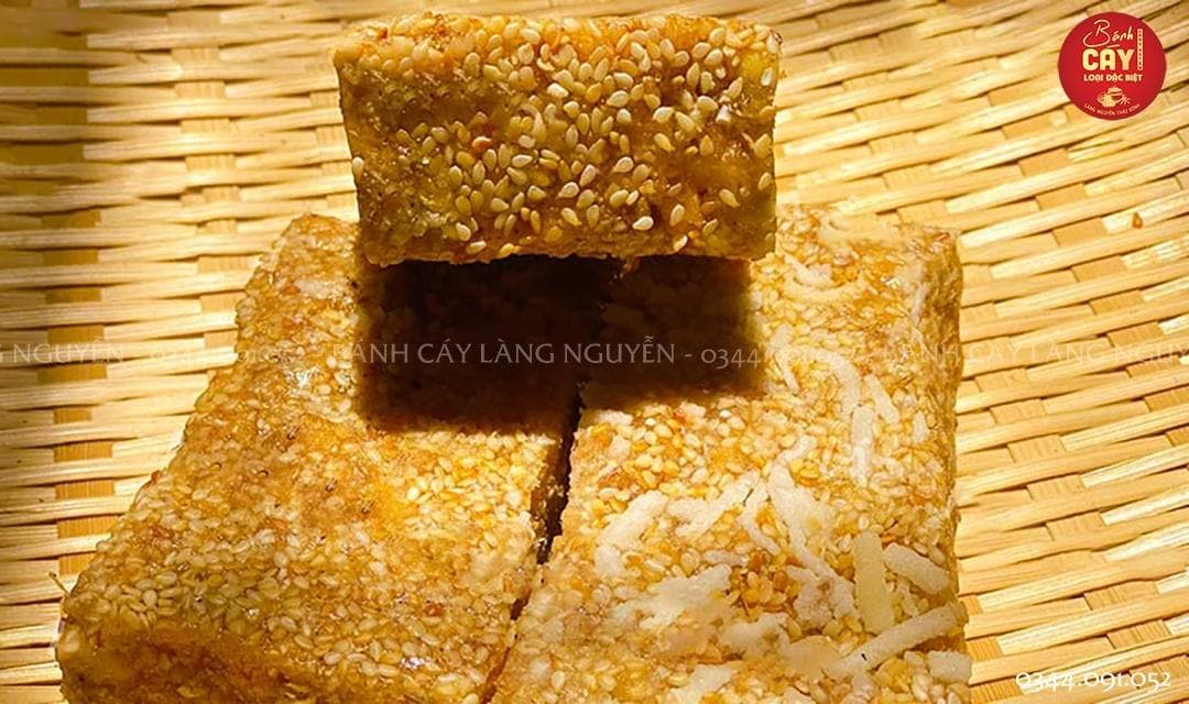 Cận cảnh bánh cáy với hạt vừng phủ vàng