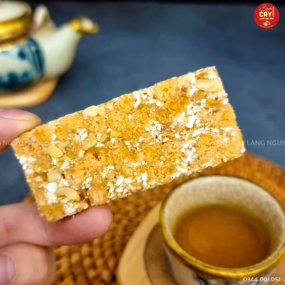 Bánh cáy Thái Bình và tách trà nóng