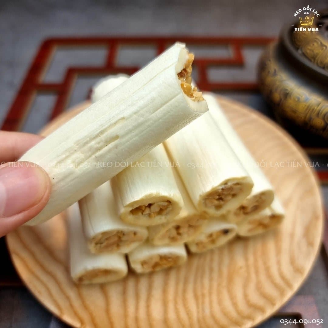 Kẹo dồi lạc và kẹo lạc nguyên hạt xếp cạnh nhau, so sánh hình dạng và màu sắc