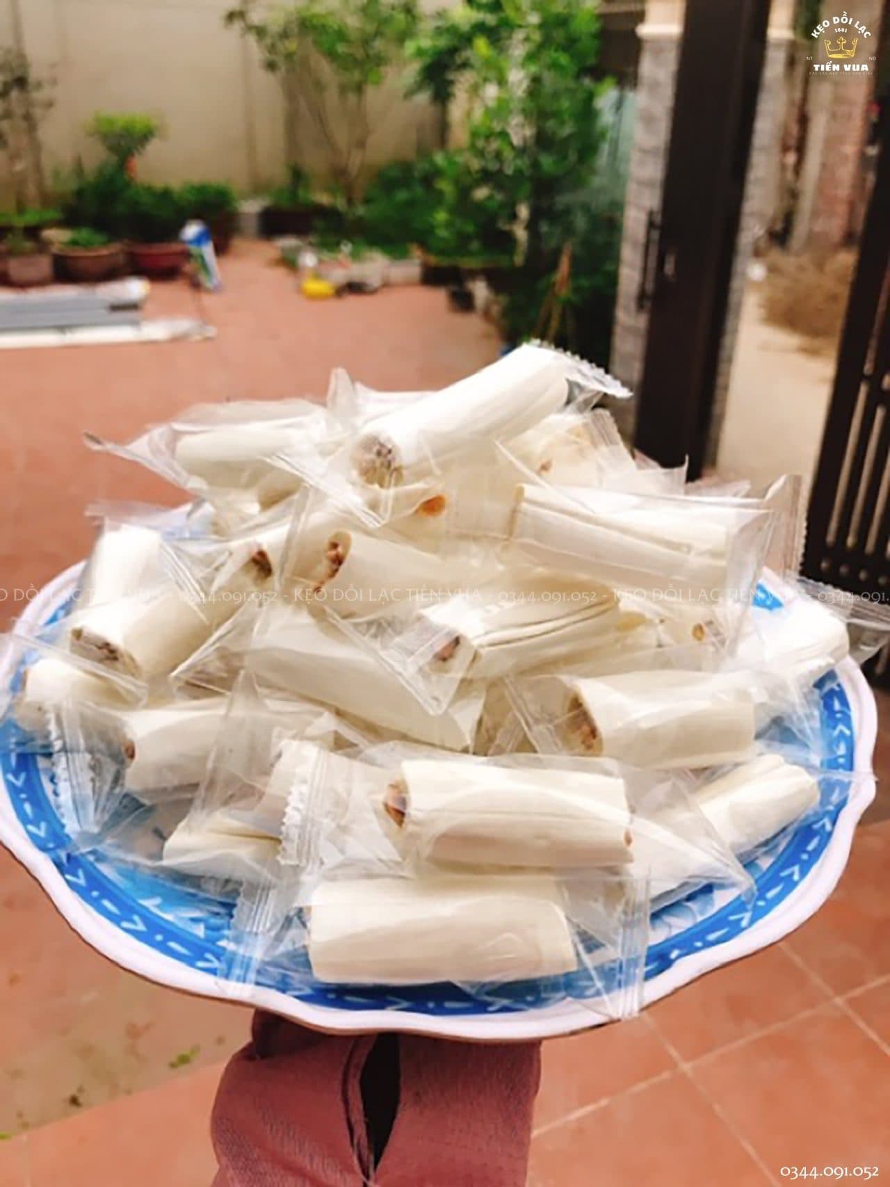 Chi tiết cách chế biến dồi lạc thủ công, bột dồi mịn được trộn đều vào bánh kẹo