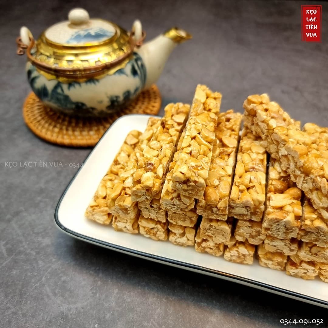 Cận cảnh kẹo lạc với hạt lạc rang nguyên vẹn