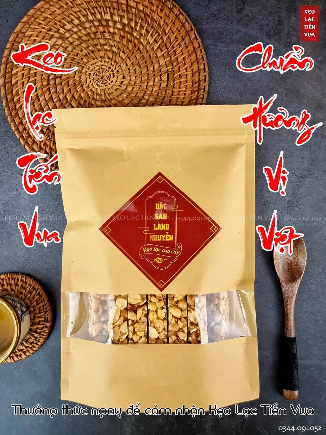 Đĩa kẹo lạc và ấm trà chiều